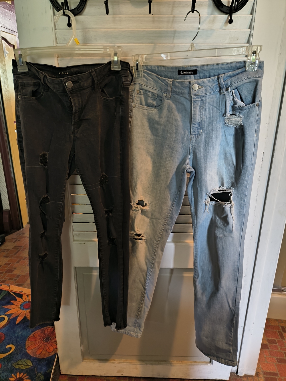 Old Navy Black Ripped Skinny d.jeans blue jeans size 8 distressed